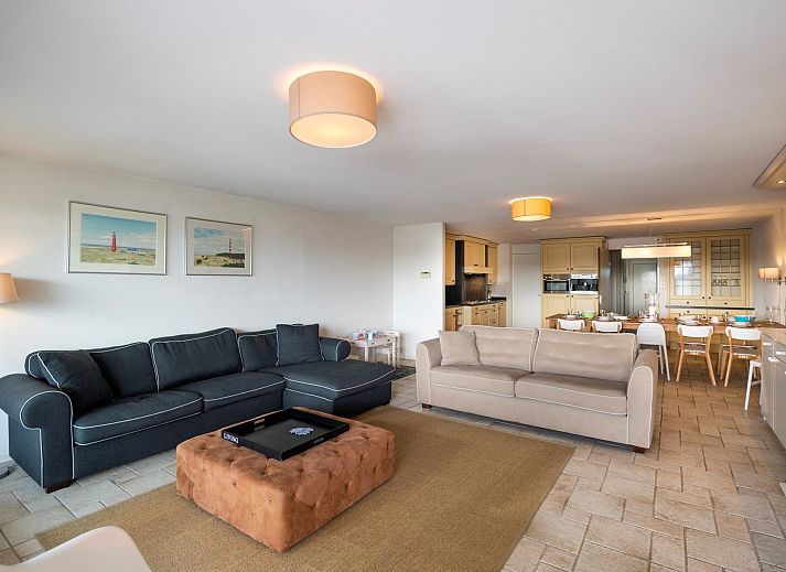 Ruim terras bij Penthouse Appartement Marina Port Zelande in Ouddorp, met uitzicht op de jachthaven in Goeree-Overflakkee, Zuid-Holland.