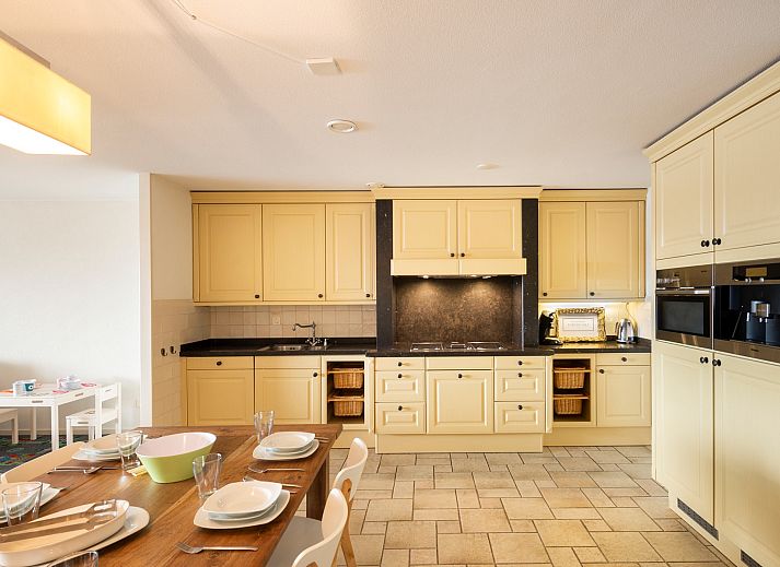 Binnenruimte van Penthouse Appartement Marina Port Zelande in Ouddorp, met uitzicht op de jachthaven van Goeree-Overflakkee, Zuid-Holland.