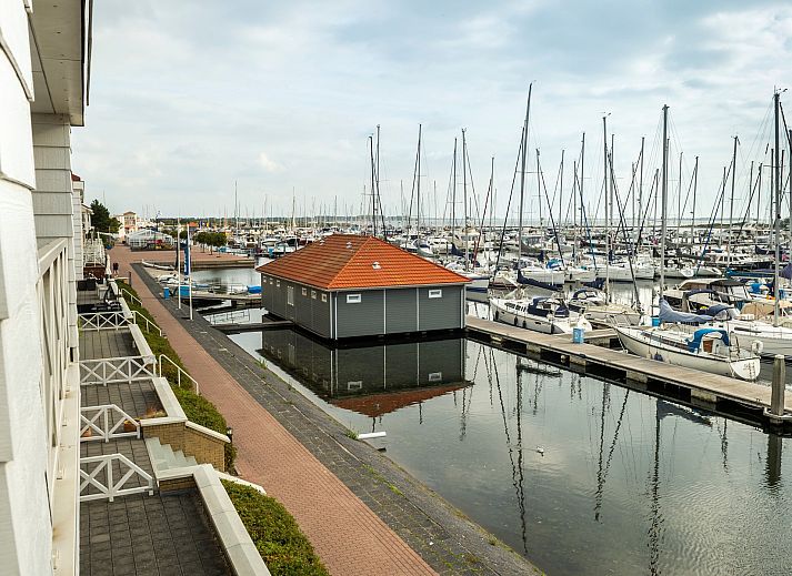 Balkon van Penthouse Appartement Marina Port Zelande in Ouddorp met uitzicht op de boten in de haven van Goeree-Overflakkee, Zuid-Holland.