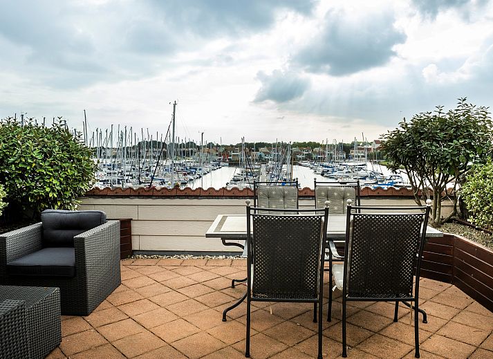 Balkon van Penthouse Appartement Marina Port Zelande in Ouddorp met uitzicht op de boten in de haven van Goeree-Overflakkee, Zuid-Holland.