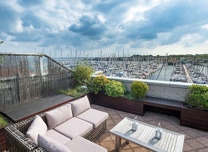 Woonkamer van Penthouse Appartement Marina Port Zelande in Ouddorp, met comfortabele banken in Goeree-Overflakkee, Zuid-Holland.