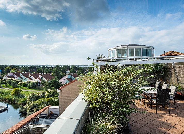 Woonkamer van Penthouse Appartement Marina Port Zelande in Ouddorp, met comfortabele banken in Goeree-Overflakkee, Zuid-Holland.