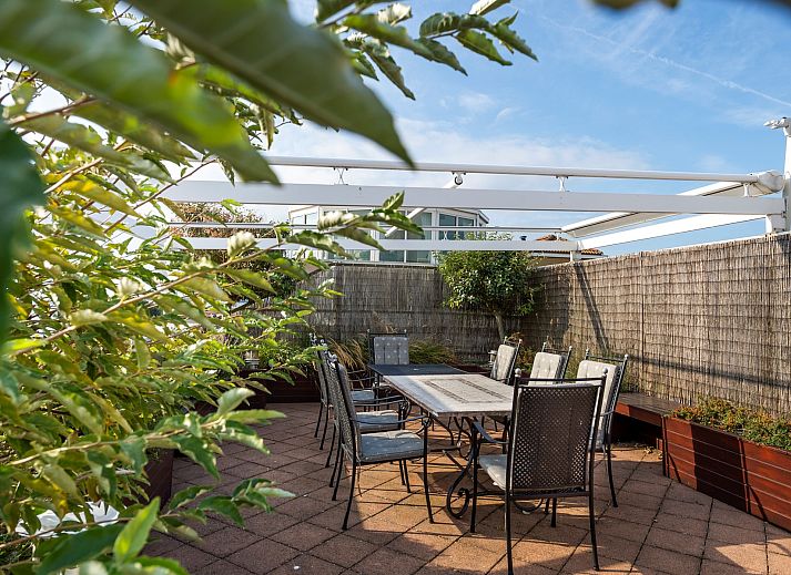 Eetkamer in Penthouse Appartement Marina Port Zelande in Ouddorp, voorzien van een grote tafel in Goeree-Overflakkee, Zuid-Holland.