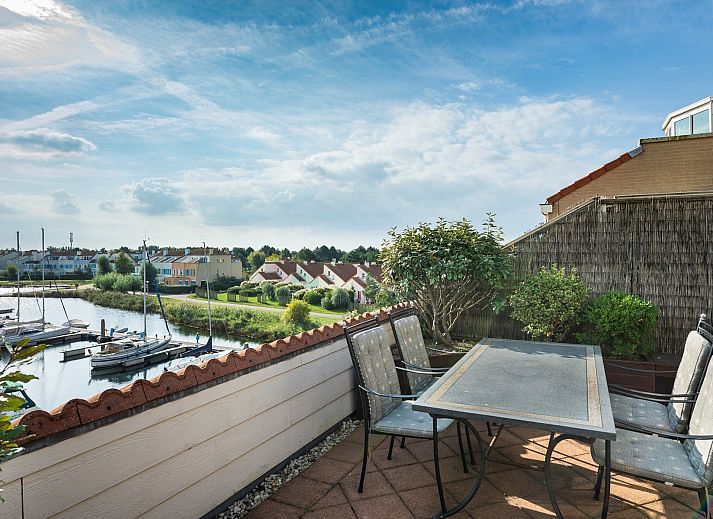 Eetkamer in Penthouse Appartement Marina Port Zelande in Ouddorp, voorzien van een grote tafel in Goeree-Overflakkee, Zuid-Holland.