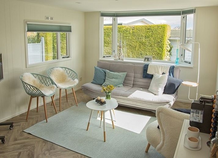 Gemuetliches Interieur des Chalets Thuiz in Ouddorp, Suedholland, mit moderner Einrichtung und viel natuerlichem Licht.