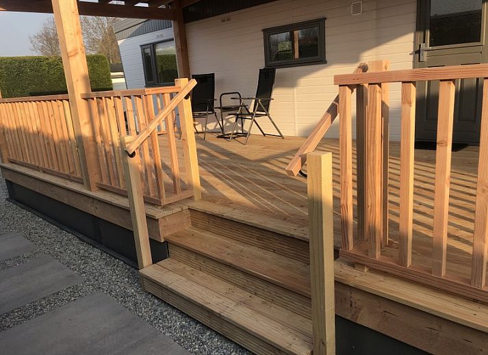 Gemuetliches Interieur des Chalets Thuiz in Ouddorp, Suedholland, mit moderner Einrichtung und viel natuerlichem Licht.