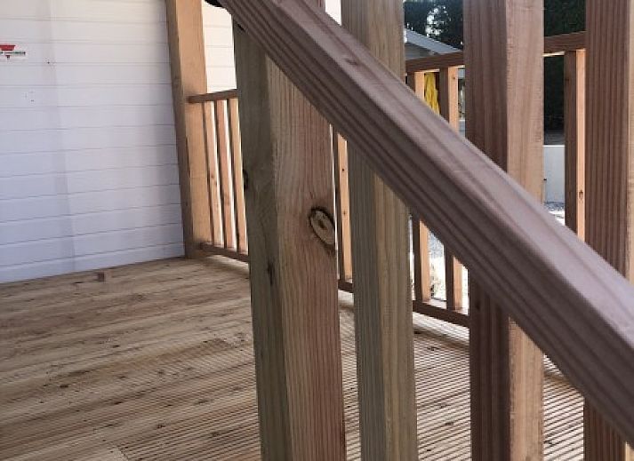 Gemuetliches Interieur des Chalets Thuiz in Ouddorp, Suedholland, mit moderner Einrichtung und viel natuerlichem Licht.