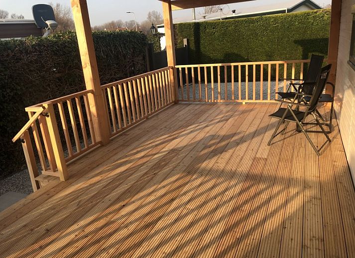 Gemuetliches Wohnzimmer im Chalet Thuiz, Ouddorp, mit Blick auf die gruene Umgebung von Goeree-Overflakkee.