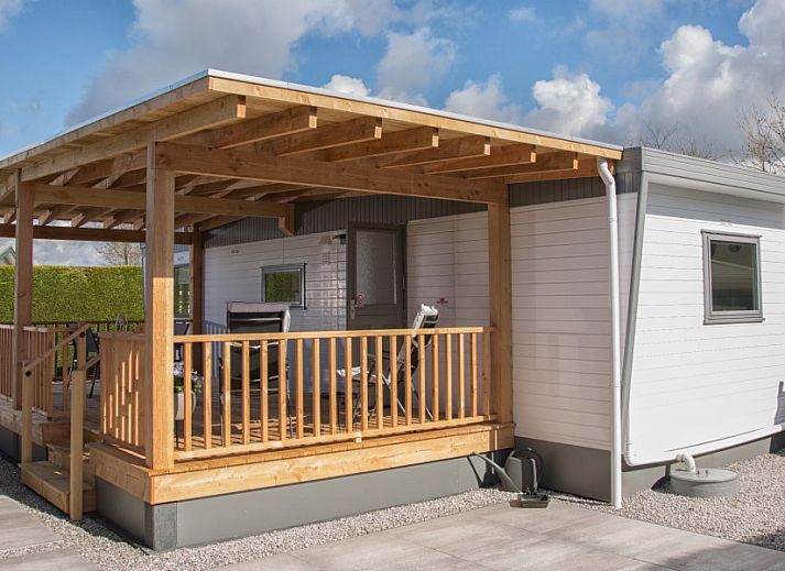 Gemuetliches Wohnzimmer im Chalet Thuiz, Ouddorp, mit Blick auf die gruene Umgebung von Goeree-Overflakkee.