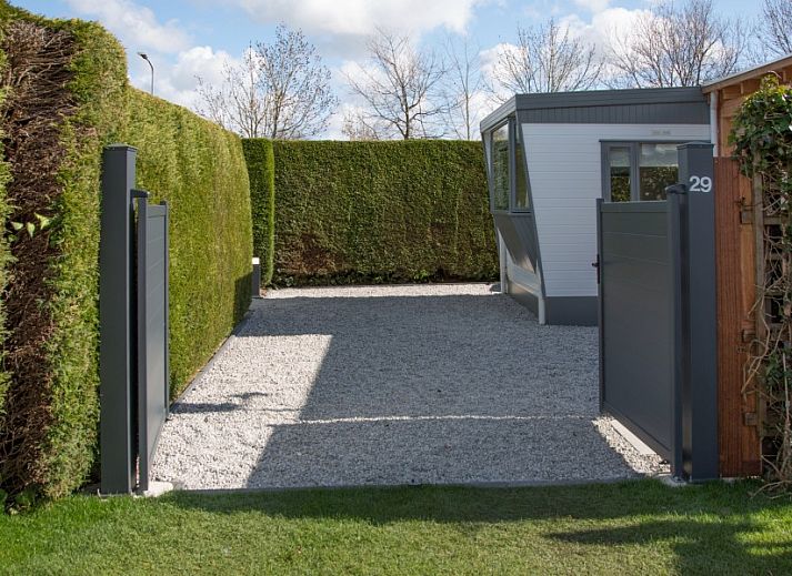 Gemuetliches Wohnzimmer im Chalet Thuiz, Ouddorp, mit Blick auf die gruene Umgebung von Goeree-Overflakkee.