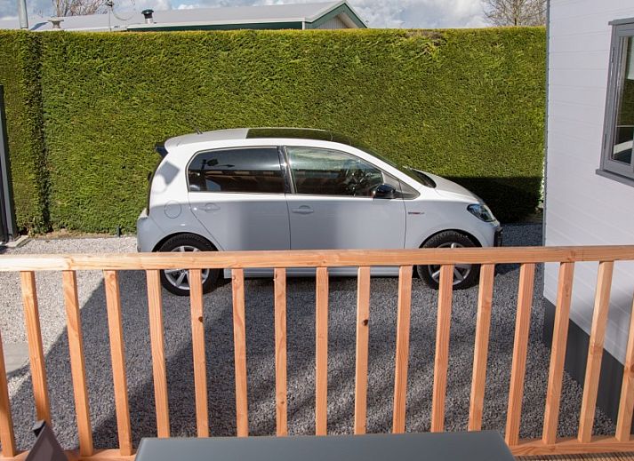 Gemuetliches Wohnzimmer im Chalet Thuiz, Ouddorp, mit Blick auf die gruene Umgebung von Goeree-Overflakkee.