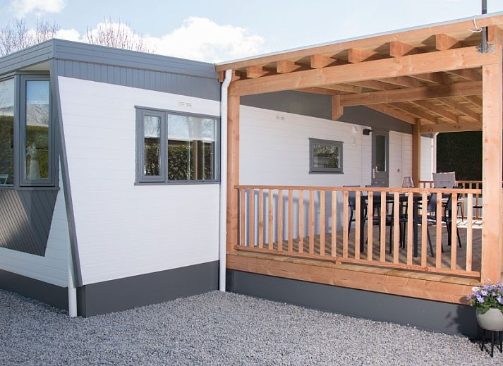 Gemuetliches Wohnzimmer im Chalet Thuiz, Ouddorp, mit Blick auf die gruene Umgebung von Goeree-Overflakkee.