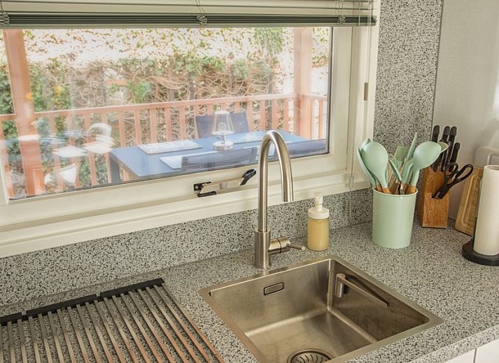 Geraeumige Terrasse des Chalets Thuiz in Ouddorp, ideal fuer Entspannung im Freien auf Goeree-Overflakkee.