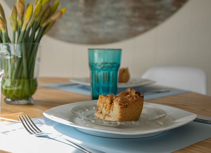 Geraeumige Terrasse des Chalets Thuiz in Ouddorp, ideal fuer Entspannung im Freien auf Goeree-Overflakkee.