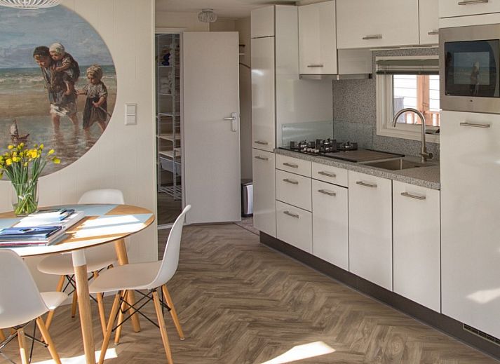 Detail der Holzveranda des Chalets Thuiz in Ouddorp, Suedholland, mit einer warmen, natuerlichen Ausstrahlung.