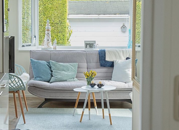 Detail der Holzveranda des Chalets Thuiz in Ouddorp, Suedholland, mit einer warmen, natuerlichen Ausstrahlung.