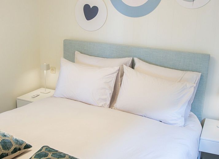 Detail der Holzveranda des Chalets Thuiz in Ouddorp, Suedholland, mit einer warmen, natuerlichen Ausstrahlung.