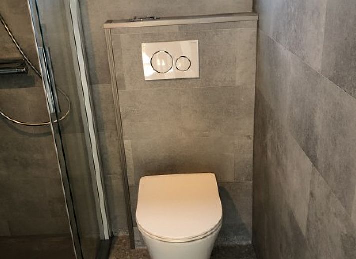 Sonnige Terrasse des Chalets Thuiz in Ouddorp, Suedholland, perfekt fuer das Leben im Freien und das Geniessen der Natur.