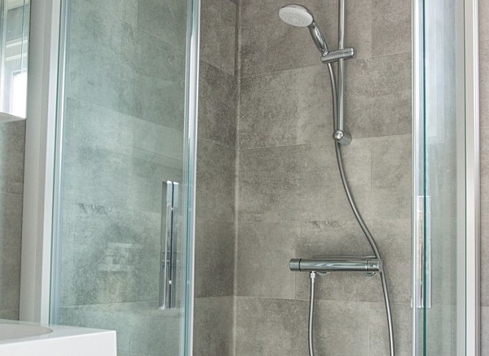 Sonnige Terrasse des Chalets Thuiz in Ouddorp, Suedholland, perfekt fuer das Leben im Freien und das Geniessen der Natur.