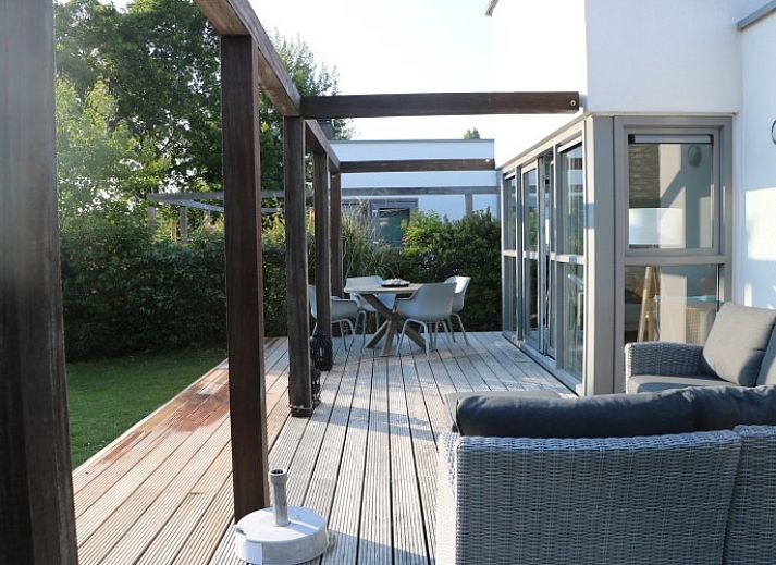 DichterbijZee vakantiehuis in Ouddorp met ruime veranda en moderne buitenmeubels, ideaal voor ontspanning in Goeree-Overflakkee.