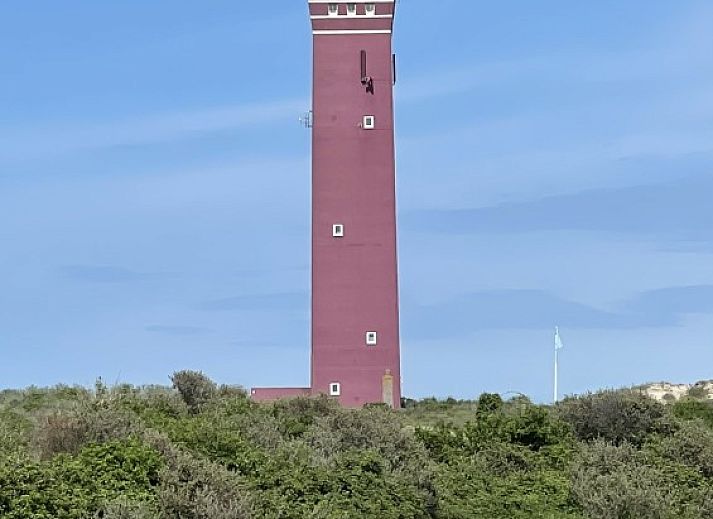 Terras van DichterbijZee in Ouddorp met comfortabele zitplaatsen en uitzicht op de groene omgeving van Goeree-Overflakkee.