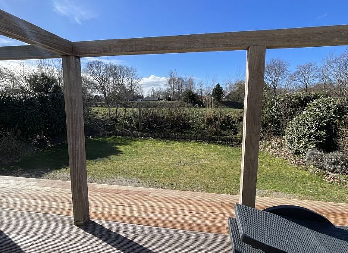 Stijlvolle woonkamer van DichterbijZee vakantiehuis in Ouddorp met moderne inrichting en gezellige zithoek in Zuid-Holland.