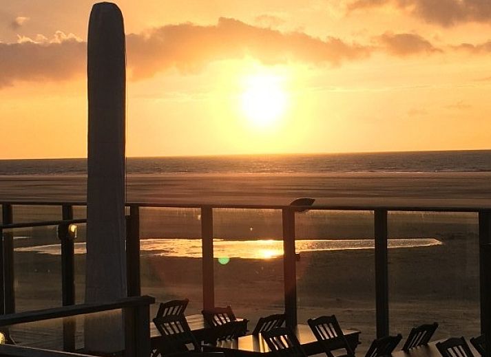 Stijlvolle woonkamer van DichterbijZee vakantiehuis in Ouddorp met moderne inrichting en gezellige zithoek in Zuid-Holland.