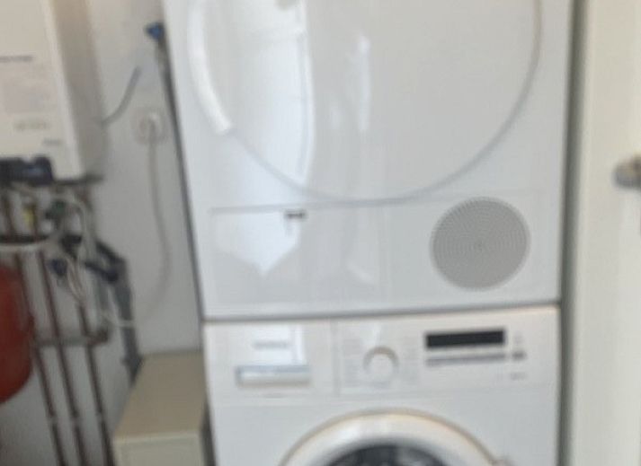 Stijlvolle woonkamer van DichterbijZee vakantiehuis in Ouddorp met moderne inrichting en gezellige zithoek in Zuid-Holland.