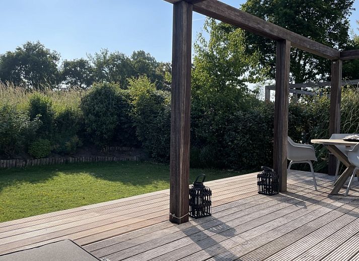 Lichte binnenruimte van DichterbijZee in Ouddorp met toegang tot de tuin, perfect voor een ontspannen vakantie in Goeree-Overflakkee.