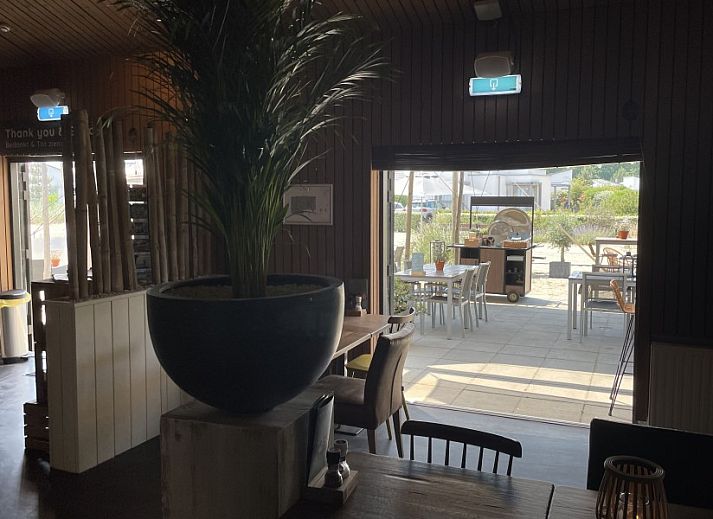 Lichte binnenruimte van DichterbijZee in Ouddorp met toegang tot de tuin, perfect voor een ontspannen vakantie in Goeree-Overflakkee.