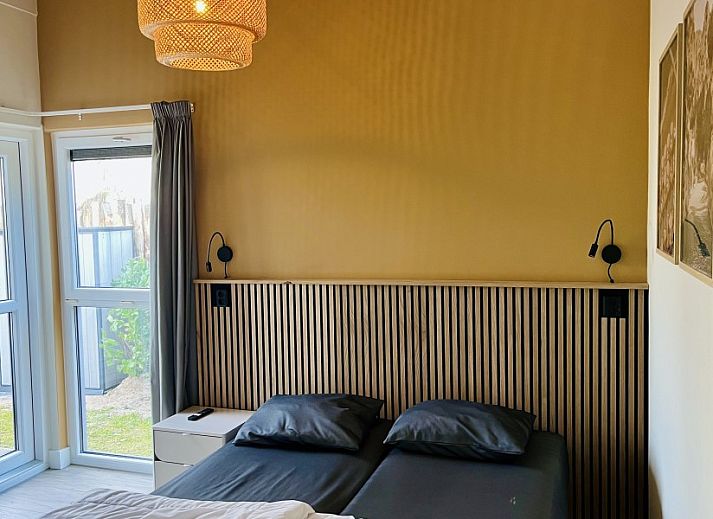 Gemuetliches Wohnzimmer des Strandhuis Over De Dam in Ouddorp, Ferienhaus mit viel Licht und moderner Einrichtung in Suedholland.
