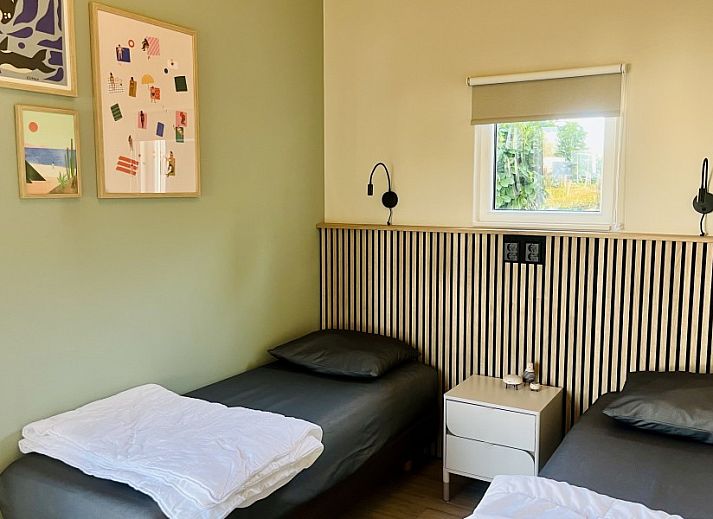 Gemuetliches Wohnzimmer des Strandhuis Over De Dam in Ouddorp, Ferienhaus mit viel Licht und moderner Einrichtung in Suedholland.