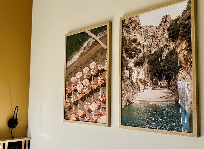 Gemuetliches Wohnzimmer des Strandhuis Over De Dam in Ouddorp, Ferienhaus mit viel Licht und moderner Einrichtung in Suedholland.