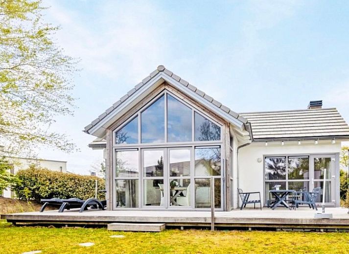 Gemuetliches Wohnzimmer des Strandhuis Over De Dam in Ouddorp, Ferienhaus mit viel Licht und moderner Einrichtung in Suedholland.