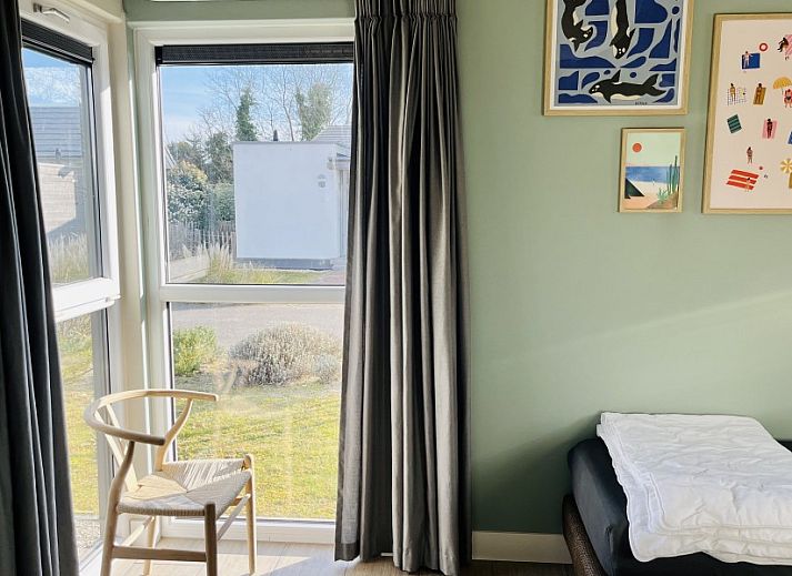 Attraktives Schlafzimmer im Strandhaus Over De Dam, Ouddorp, Ferienhaus mit bequemen Betten und Gartenblick auf Goeree-Overflakkee.