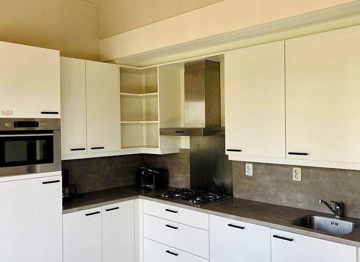 Attraktives Schlafzimmer im Strandhaus Over De Dam, Ouddorp, Ferienhaus mit bequemen Betten und Gartenblick auf Goeree-Overflakkee.