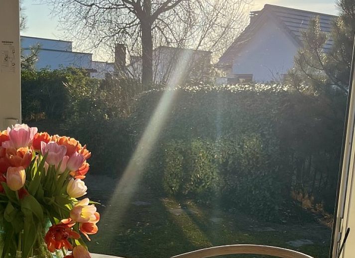 Attraktives Schlafzimmer im Strandhaus Over De Dam, Ouddorp, Ferienhaus mit bequemen Betten und Gartenblick auf Goeree-Overflakkee.