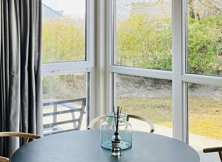 Attraktives Schlafzimmer im Strandhaus Over De Dam, Ouddorp, Ferienhaus mit bequemen Betten und Gartenblick auf Goeree-Overflakkee.