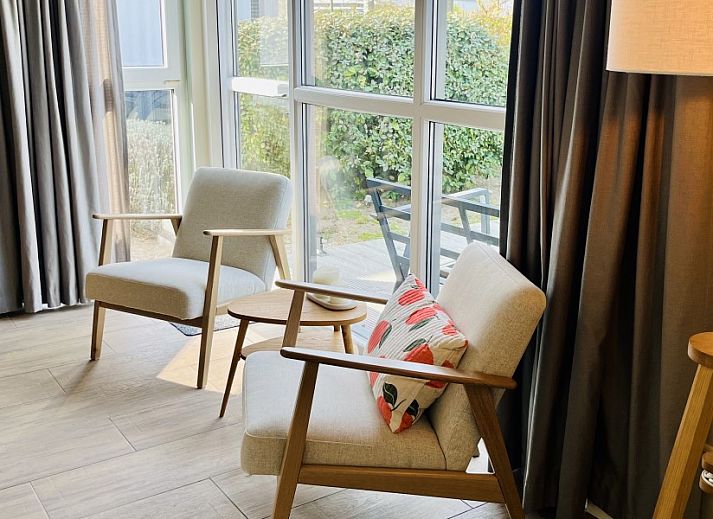 Attraktives Schlafzimmer im Strandhaus Over De Dam, Ouddorp, Ferienhaus mit bequemen Betten und Gartenblick auf Goeree-Overflakkee.