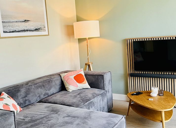 Zweites Schlafzimmer im Strandhuis Over De Dam, Ouddorp, Ferienhaus mit stilvoller Einrichtung und Kunst an der Wand in Suedholland.