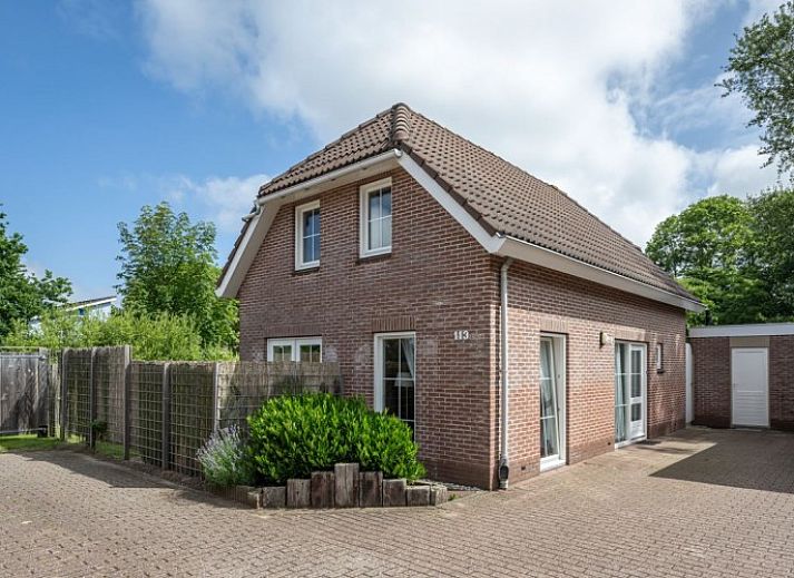Vakantiehuis De Zandwal in Ouddorp met ruime tuin en terras, ideaal voor ontspanning op Goeree-Overflakkee, Zuid-Holland.