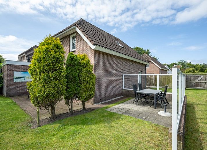 Vakantiehuis De Zandwal in Ouddorp met ruime tuin en terras, ideaal voor ontspanning op Goeree-Overflakkee, Zuid-Holland.