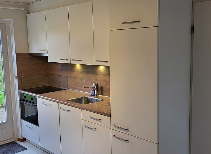 Voorzijde van Vakantiehuis De Zandwal in Ouddorp, gelegen in het serene Goeree-Overflakkee, Zuid-Holland.