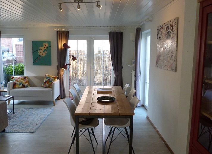 Voorzijde van Vakantiehuis De Zandwal in Ouddorp, gelegen in het serene Goeree-Overflakkee, Zuid-Holland.