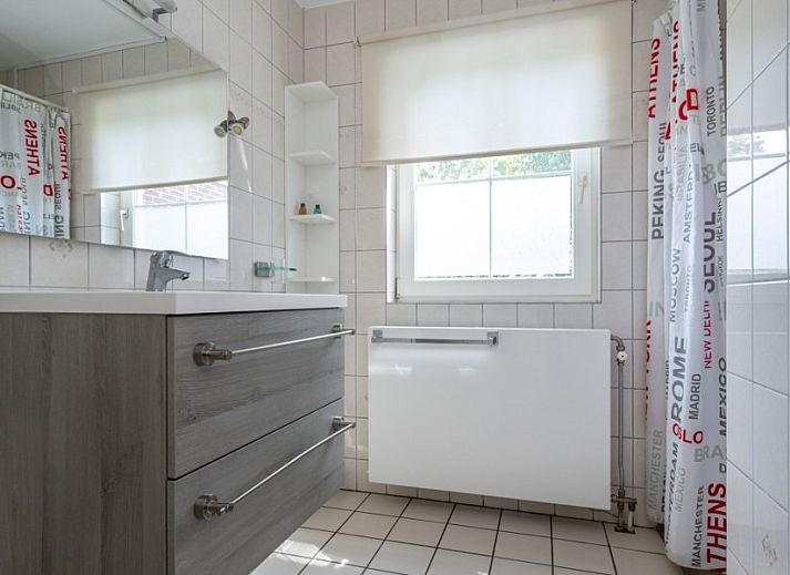 Achtertuin van Vakantiehuis De Zandwal in Ouddorp, met gezellig terras op Goeree-Overflakkee, Zuid-Holland.