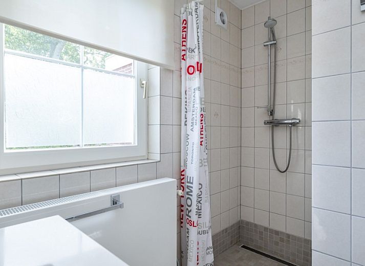 Achtertuin van Vakantiehuis De Zandwal in Ouddorp, met gezellig terras op Goeree-Overflakkee, Zuid-Holland.