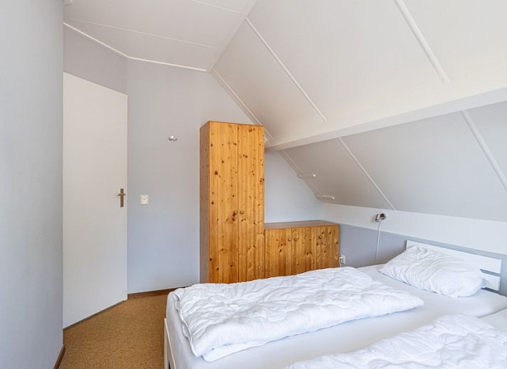 Achtertuin van Vakantiehuis De Zandwal in Ouddorp, met gezellig terras op Goeree-Overflakkee, Zuid-Holland.