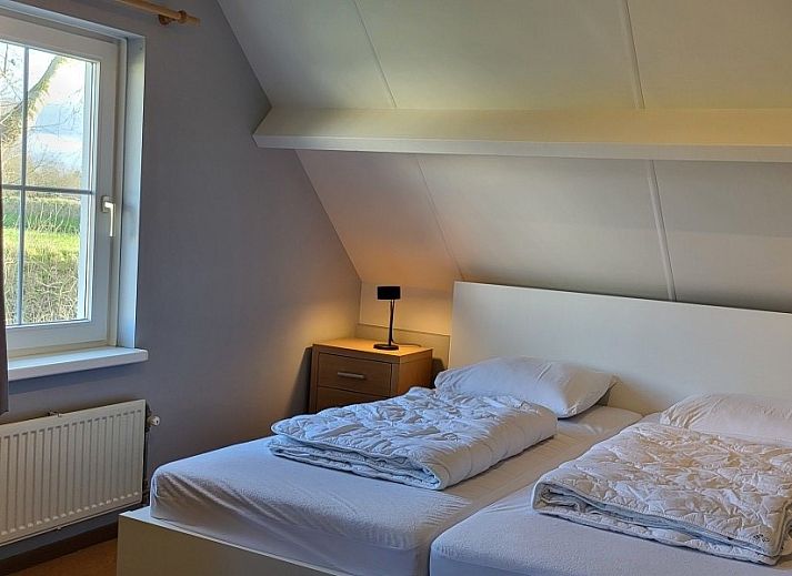 Achtertuin van Vakantiehuis De Zandwal in Ouddorp, met gezellig terras op Goeree-Overflakkee, Zuid-Holland.