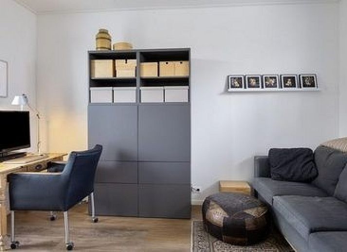 Moderne Kche im Ferienhaus Cabin, Grote Stern 16, Ouddorp mit Essecke, ideal fr einen gemtlichen Aufenthalt in Sdholland.