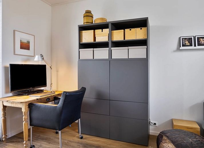 Moderne Kche im Ferienhaus Cabin, Grote Stern 16, Ouddorp mit Essecke, ideal fr einen gemtlichen Aufenthalt in Sdholland.